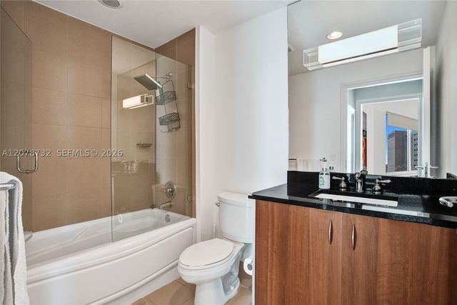 300 S Biscayne Blvd T-1816, Miami, FL 33131