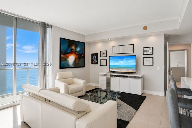 300 S Biscayne Blvd T-1816, Miami, FL 33131