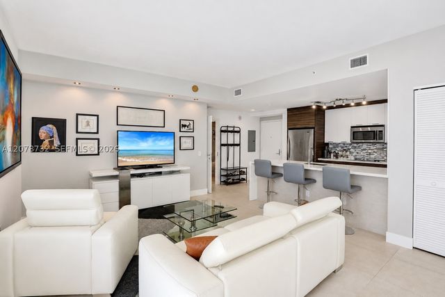 300 S Biscayne Blvd T-1816, Miami, FL 33131