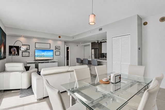 300 S Biscayne Blvd T-1816, Miami, FL 33131