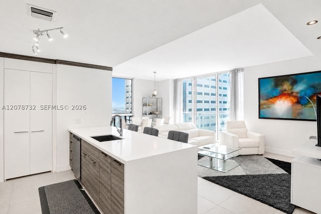 300 S Biscayne Blvd T-1816, Miami, FL 33131