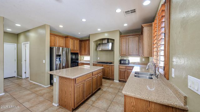 7015 W SOUTHGATE Avenue, Phoenix, AZ 85043