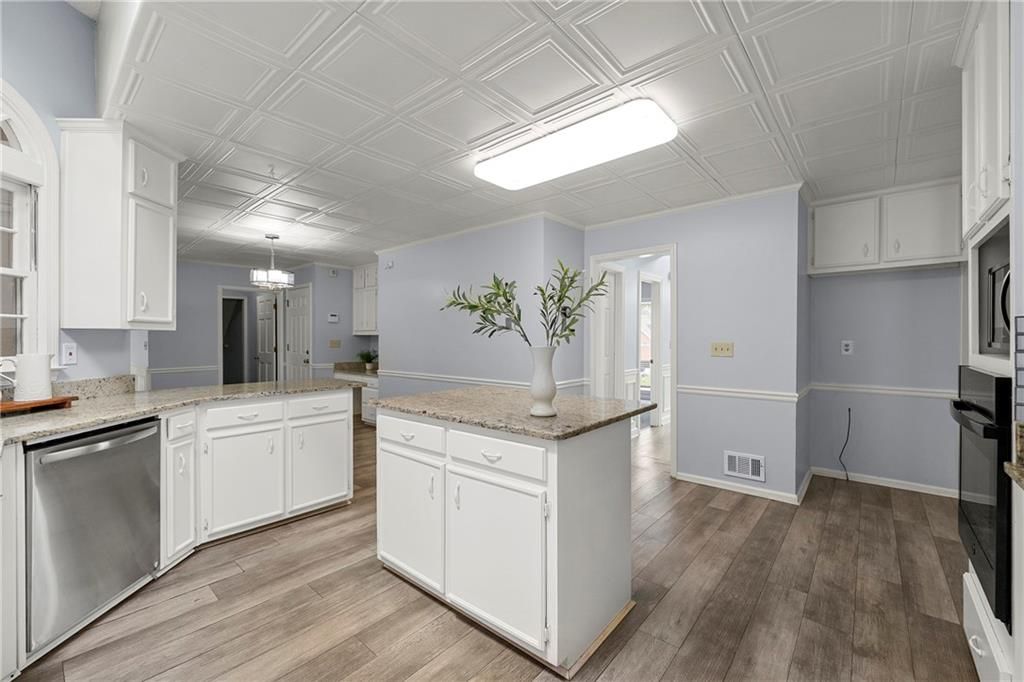 Image 10 of property listing at 125 Sandridge Court, Alpharetta, GA 30022