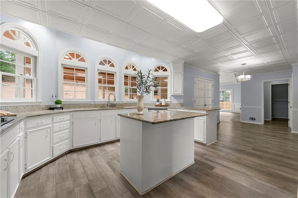 Image 11 of property listing at 125 Sandridge Court, Alpharetta, GA 30022