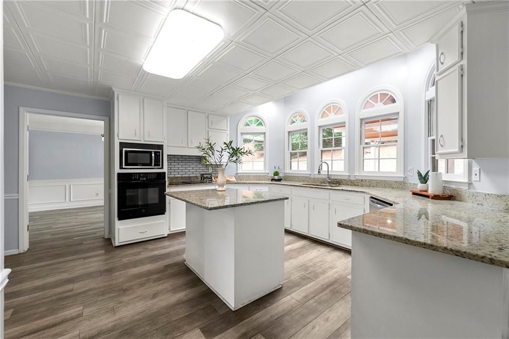 Image 7 of property listing at 125 Sandridge Court, Alpharetta, GA 30022