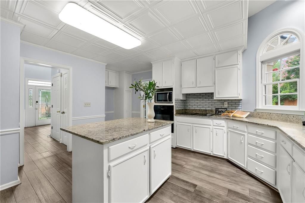 Image 8 of property listing at 125 Sandridge Court, Alpharetta, GA 30022