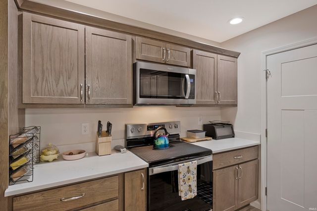 5321 Dauby Unit B Drive, Evansville, IN 47710