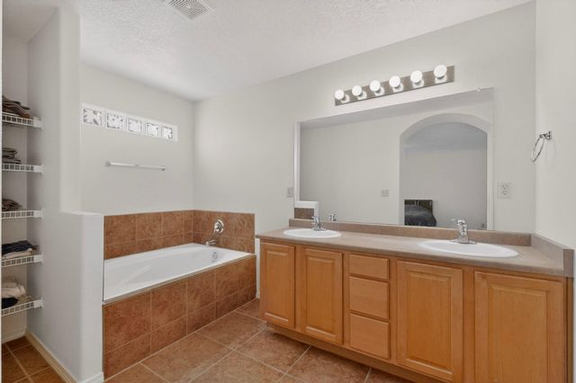 9232 Bluewood Lane NE, Albuquerque, NM 87122