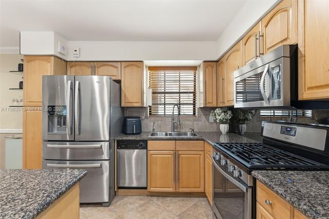 2485 NE 214th St, Miami, FL 33180