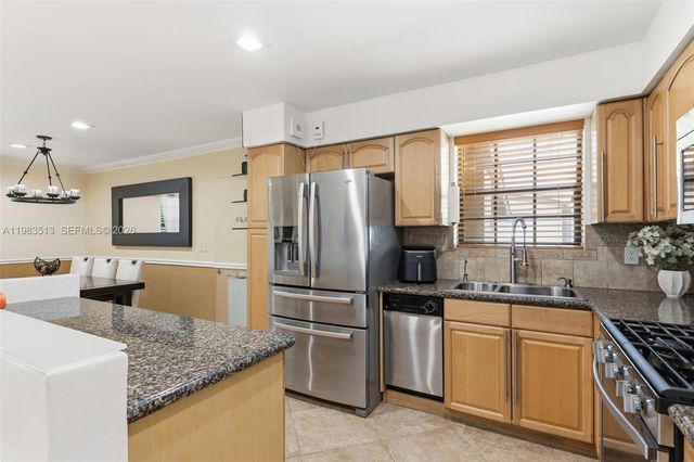 2485 NE 214th St, Miami, FL 33180