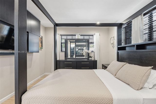 2485 NE 214th St, Miami, FL 33180