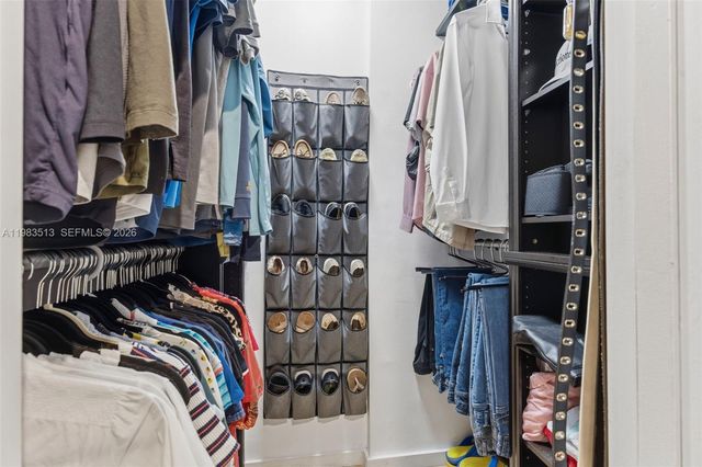 2485 NE 214th St, Miami, FL 33180