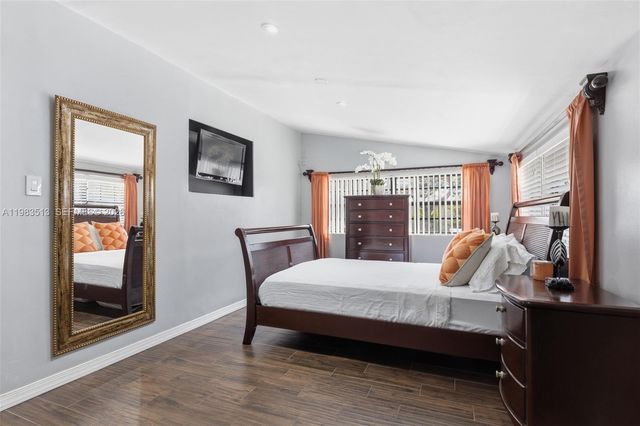 2485 NE 214th St, Miami, FL 33180