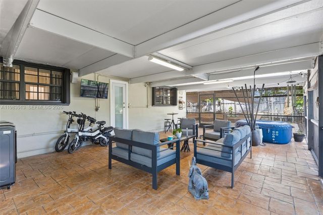 2485 NE 214th St, Miami, FL 33180