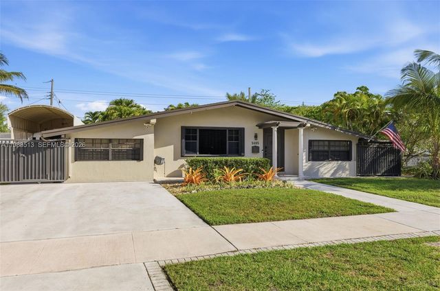 2485 NE 214th St, Miami, FL 33180