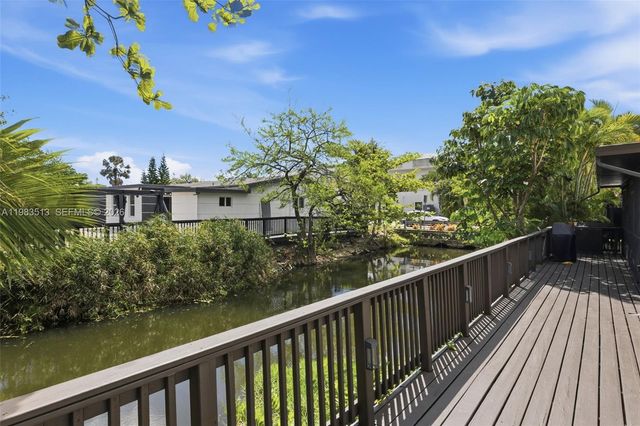 2485 NE 214th St, Miami, FL 33180