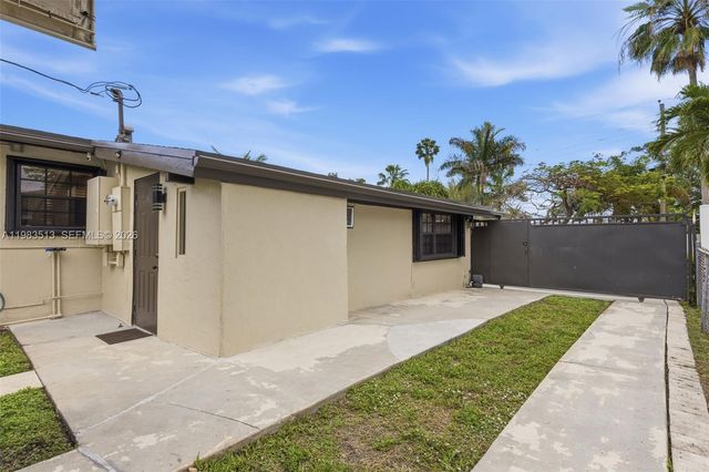 2485 NE 214th St, Miami, FL 33180