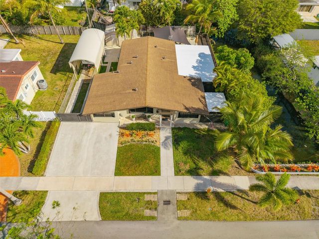 2485 NE 214th St, Miami, FL 33180