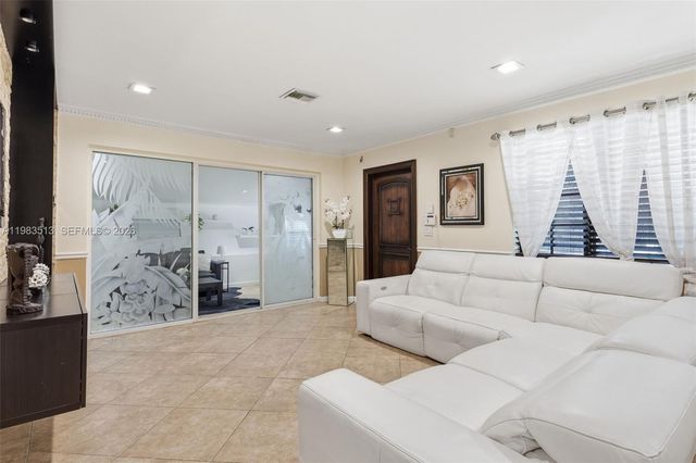 2485 NE 214th St, Miami, FL 33180