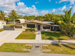 2485 NE 214th St, Miami, FL 33180