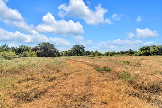 2190 County Road 1215, Savoy, TX 75479