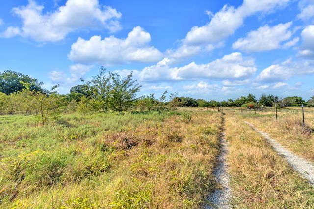 2190 County Road 1215, Savoy, TX 75479