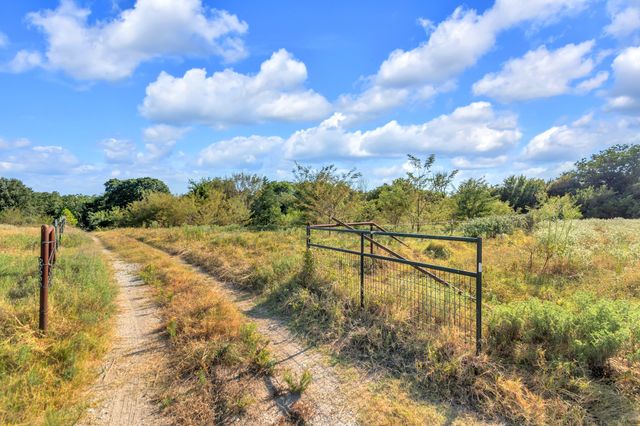 2190 County Road 1215, Savoy, TX 75479