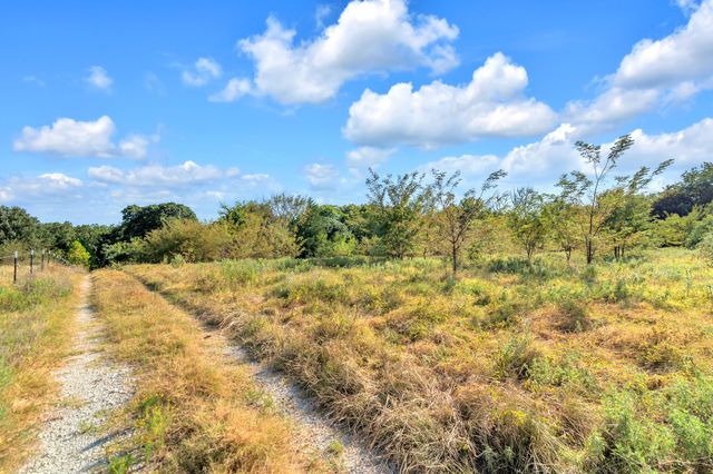 2190 County Road 1215, Savoy, TX 75479