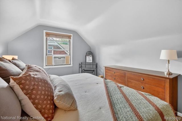 2436 N Vermont Avenue, Royal Oak, MI 48073