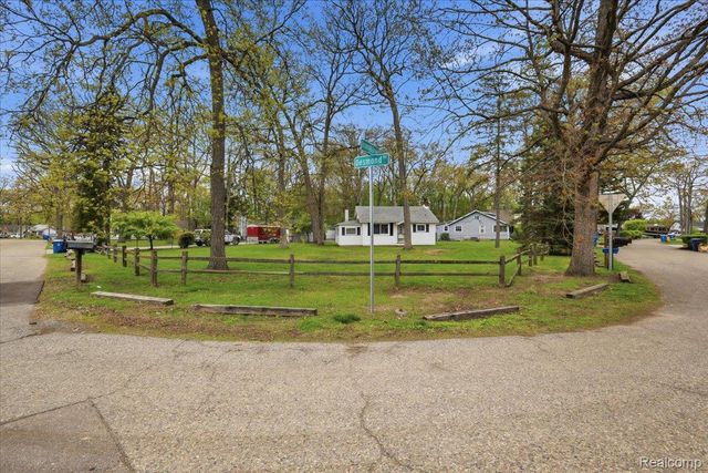 2811 Orange Grove Road, Waterford Charter Township, MI 48329