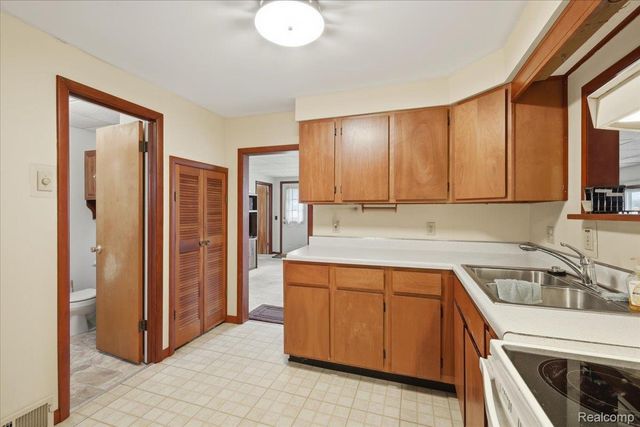 2811 Orange Grove Road, Waterford Charter Township, MI 48329