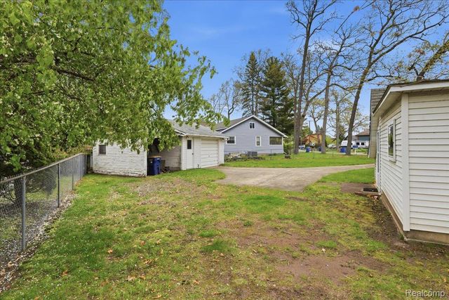 2811 Orange Grove Road, Waterford Charter Township, MI 48329