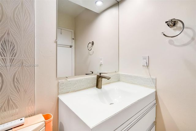 600 SW Parkview Dr 505, Hallandale Beach, FL 33009