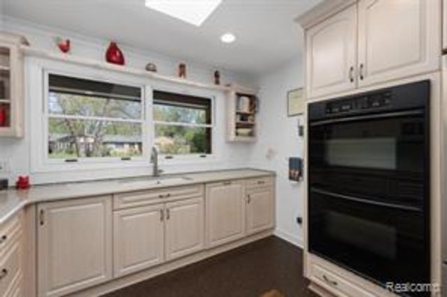 12959 Talbot Lane, Huntington Woods, MI 48070