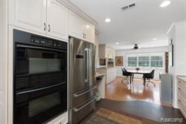 12959 Talbot Lane, Huntington Woods, MI 48070