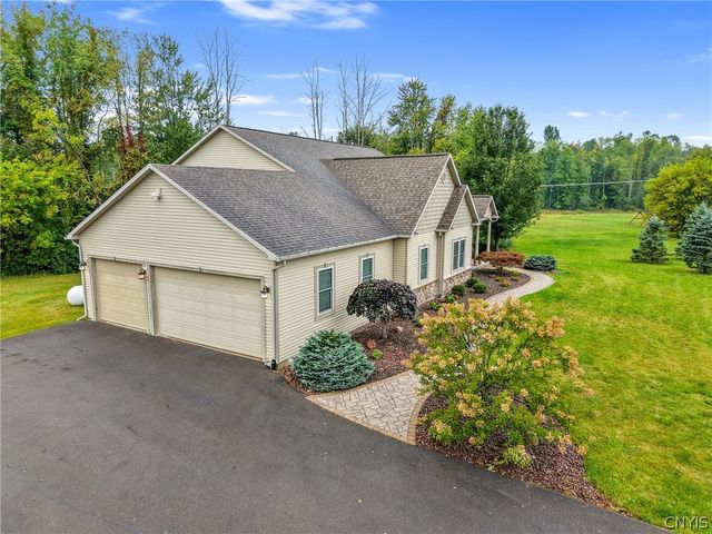 4810 Appaloosa Trl, Clay, NY 13041