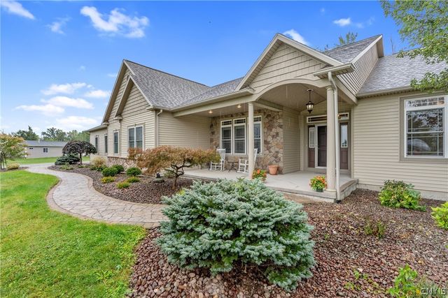 4810 Appaloosa Trl, Clay, NY 13041