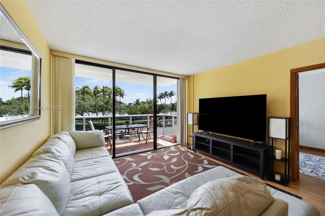 3675 N Country Club Drive 204, Aventura, FL 33180