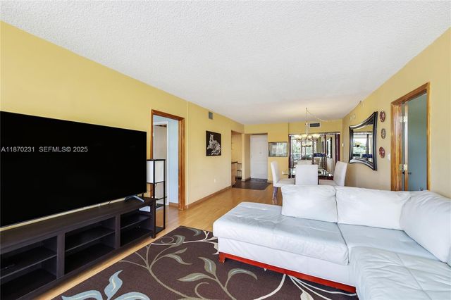 3675 N Country Club Drive 204, Aventura, FL 33180
