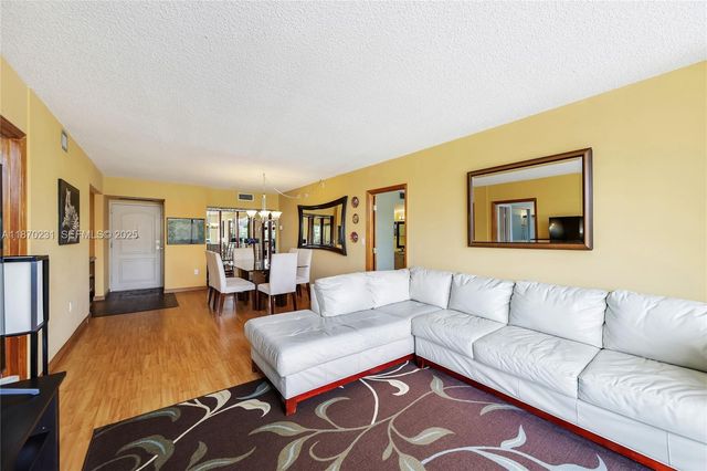 3675 N Country Club Drive 204, Aventura, FL 33180