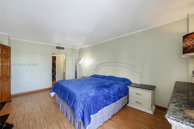 3675 N Country Club Drive 204, Aventura, FL 33180