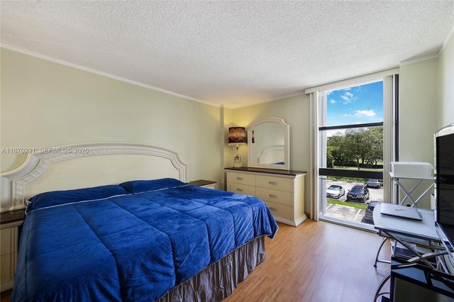 3675 N Country Club Drive 204, Aventura, FL 33180