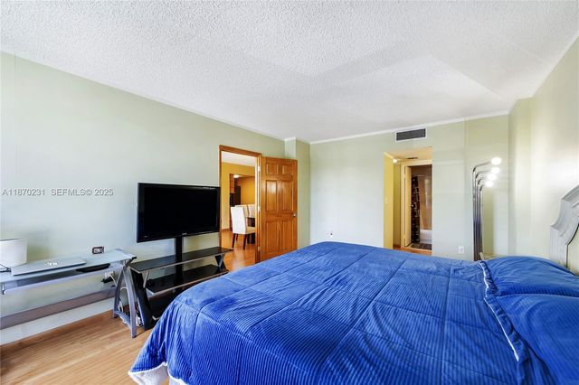 3675 N Country Club Drive 204, Aventura, FL 33180