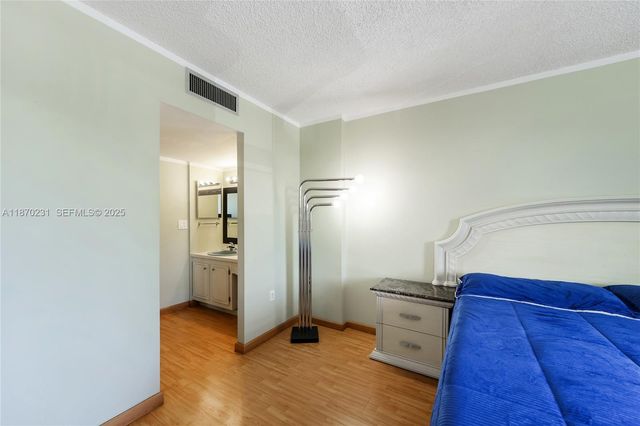 3675 N Country Club Drive 204, Aventura, FL 33180