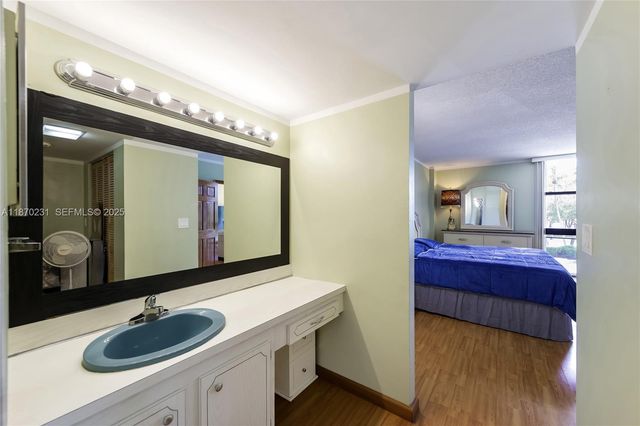 3675 N Country Club Drive 204, Aventura, FL 33180