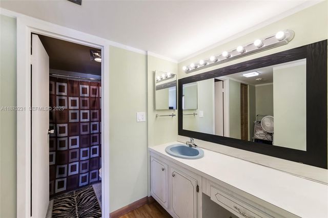 3675 N Country Club Drive 204, Aventura, FL 33180