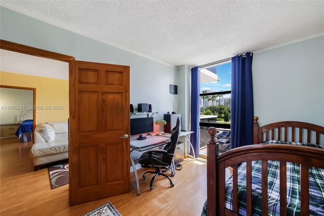 3675 N Country Club Drive 204, Aventura, FL 33180