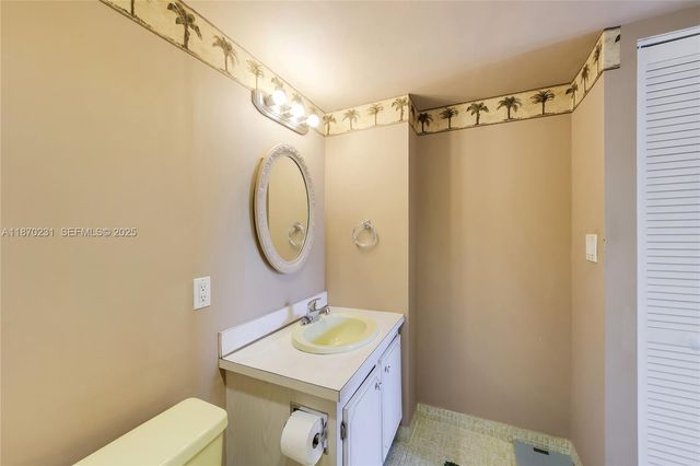 3675 N Country Club Drive 204, Aventura, FL 33180