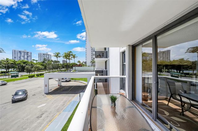 3675 N Country Club Drive 204, Aventura, FL 33180