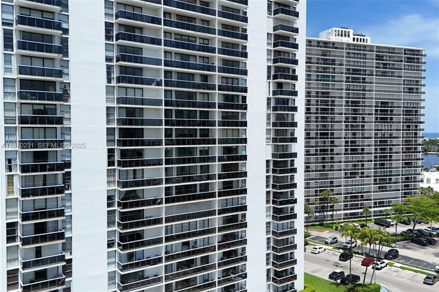 3675 N Country Club Drive 204, Aventura, FL 33180